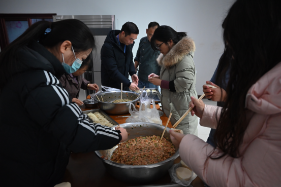 濃情餃子 溫暖冬至——寶盈建設(shè)開展冬至包餃子活動(dòng)！